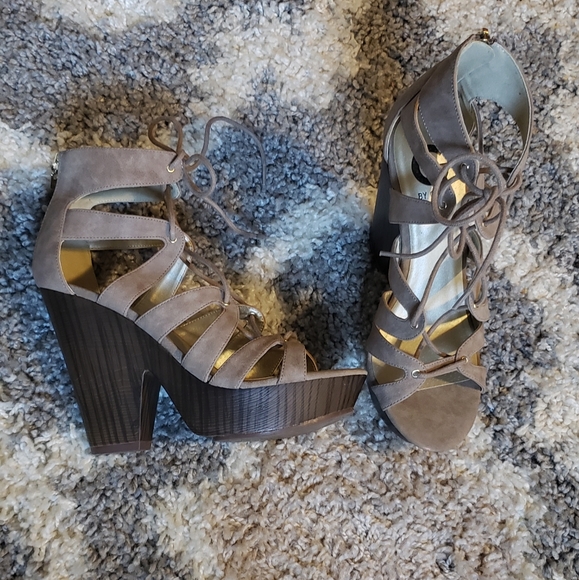 GUESS heels - Picture 2 of 3